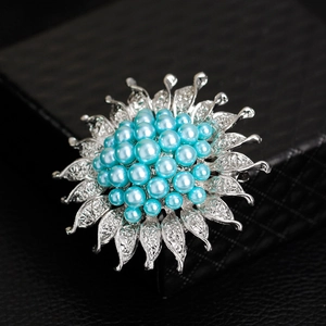 Eleganter Sonnenblumen-Brosche aus Silber mit himmelblauen Perlen und Alufolie