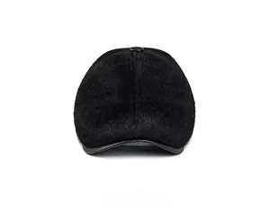 Dettaglio cappello invernale da uomo in pelliccia sintetica con bordo in pelle nera
