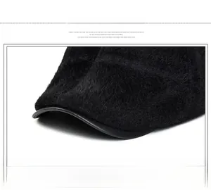 Dettaglio del cappello invernale in pelliccia sintetica con bordo in pelle nera e piume