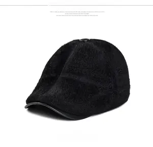 Dettaglio del berretto invernale da uomo con pelliccia sintetica e fodera interna calda