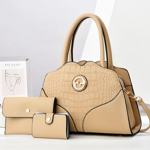 Ensemble de trois sacs à main beiges élégants avec motif crocodile et logo doré rond