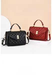 Détail de la texture en cuir PU matelassé avec rabat en V et fermoir en métal sur sacs à main