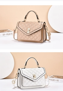 Détails de sacs à main matelassés en beige et blanc avec des fermoirs dorés