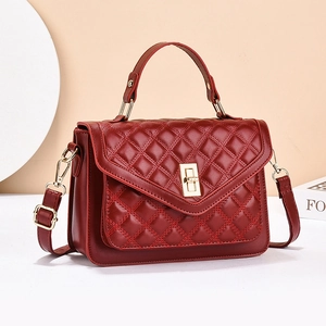 Sac à main matelassé rouge foncé élégant avec fermoir doré et bandoulière réglable
