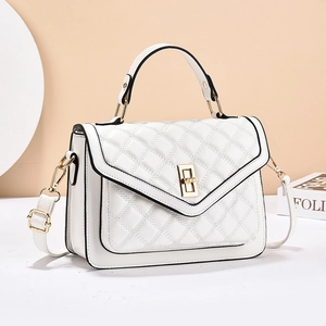 Sac à main blanc matelassé élégant pour femme avec fermoir doré et bandoulière