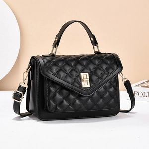 Sac à main élégant en cuir matelassé noir avec détails dorés et bandoulière réglable