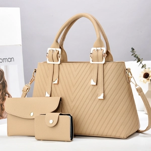 Set di tre borse beige in ecopelle con trapuntatura a V e dettagli in metallo dorato