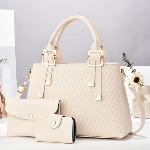 Set di tre borse beige con cuciture diagonali e dettagli metallici dorati eleganti