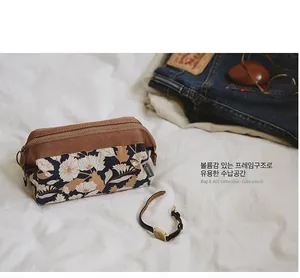 Detail of the high-capacity cubic floral storage bag with zipper and navy canvas fabric