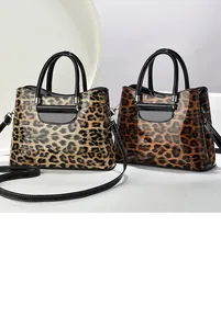 Détail de grands sacs à main pour femmes en cuir verni avec un motif léopard élégant