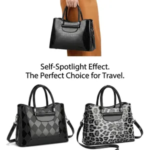 Détails de sacs à main brillants avec motifs léopard et damier et accessoires métalliques