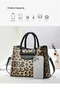 Détail de la capacité du sac léopard montrant le rangement pour téléphone et accessoires