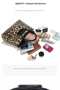 Détail d'un sac à main léopard avec poignées en cuir et espace pour les objets quotidiens