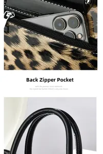 Détail de la poche zippée arrière sur le sac léopard montrant le rangement du smartphone
