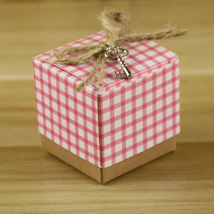 European kraft paper wedding favor box with pink plaid pattern and silver key pendant