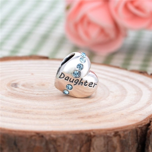 S925 sterling zilveren hartbedel met blauwe kristallen en Daughter-gravure op hout