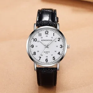 Nahaufnahme der KINGNUOS Quarz-Herrenuhr mit silbernem Gehäuse auf einem Vintage-Hintergrund