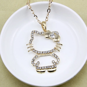 Detalle del colgante de Hello Kitty en tono dorado con incrustaciones de pedrería