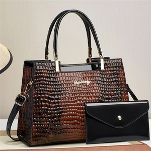 Ensemble sac à main marron à motif crocodile avec pochette noire et accents dorés