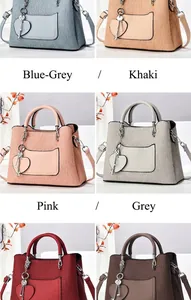 Vue détaillée de sacs bandoulière plissés multicolores avec breloques cœur