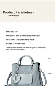 Détail du petit sac bleu clair avec gaufrage ondulé et indication de la hauteur de 19 cm