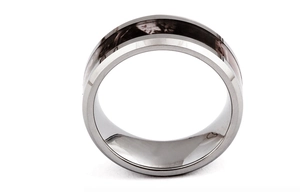 Détail d'une bague en tungstène de 8 mm avec une incrustation motif marbre sombre
