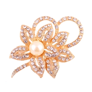 Elegant floral pearl brooch in gold plating with sparkling crystal rhinestones for women