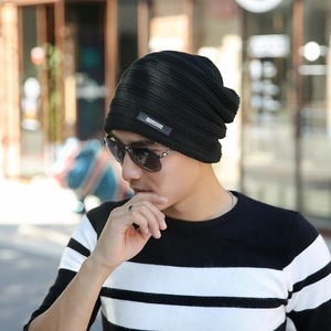 Men's black knitted slouchy beanie hat with fashion patch for outdoor winter warmth