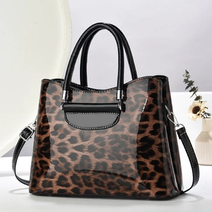 Sac à main chic pour femme avec imprimé léopard en cuir verni et poignées noires rondes