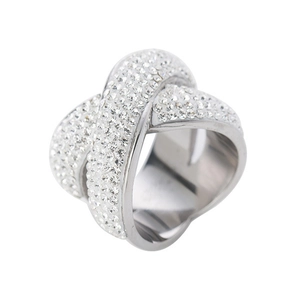 Gros plan détaillé d'une bague large croisée argentée avec des accents de cristaux pavés