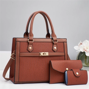 Ensemble trois pièces en similicuir marron avec grand sac à main, portefeuille et étui