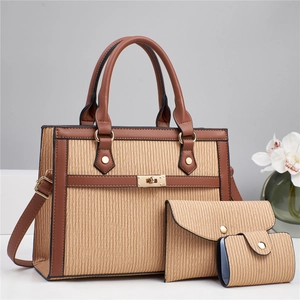 Vue détaillée de l'ensemble 3 sacs rayés beige avec accessoires en métal doré de qualité