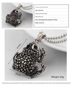 Detailed view of toad pendant with dimensions 37x35mm on 60cm stainless steel ball chain