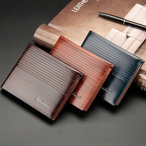 Trois portefeuilles bifold pour hommes en marron et bleu avec finition texturée