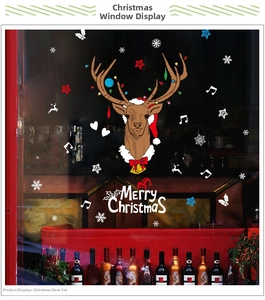 Détail des stickers de Noël renne et flocons en PVC sur une vitrine de restaurant