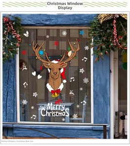 Détail de stickers de Noël en PVC avec renne et flocons de neige sur une vitre