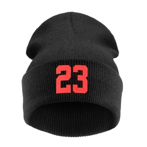 Berretto classico in maglia nera con ricamo del numero 23 rosso sul risvolto a coste