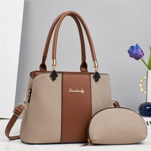 Détail du cabas en toile kaki et pochette assortie avec finitions en cuir marron