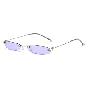 Retro randlose schmale ovale Sonnenbrille mit helllila Gläsern und silbernen Metallbügeln