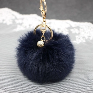Portachiavi pompon in pelliccia sintetica blu scuro con chiusura dorata e perla