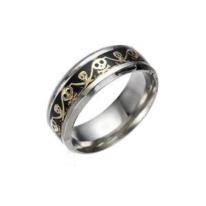 Détail d'une bague punk avec bande en émail noir et motif de tête de mort dorée