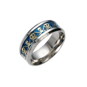 Détail macro d'une bague tête de mort avec insert pailleté bleu et accents dorés