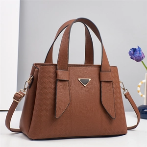 Sac à main élégant en cuir marron avec finitions dorées et détail en triangle
