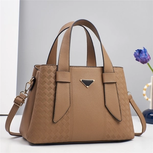Sac à main en cuir marron avec détails tressés et bandoulière réglable amovible
