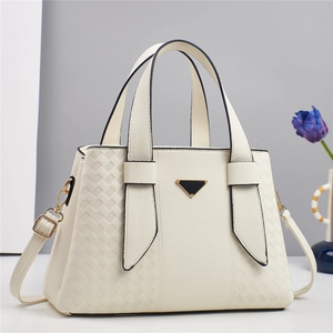 Sac fourre-tout chic en cuir PU crème avec motif matelassé et logo triangle doré