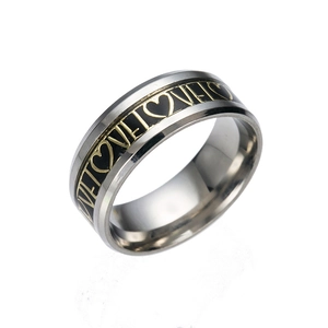 Bague en acier inoxydable avec motif coeur Love noir et or sur fond blanc