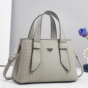 Sac à main élégant gris clair avec texture litchi et gaufrage géométrique