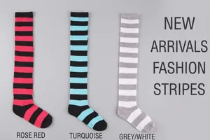 Chaussettes hautes rayées à plat en couleurs rose rouge, bleu lac et gris et blanc