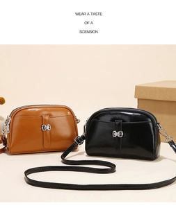 Detail van stijlvolle PU-lederen crossbodytassen met decoratieve metalen gespafwerking