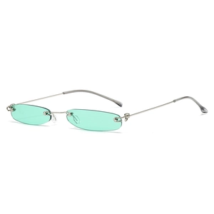 Modische randlose Sonnenbrille mit mintgrünen Gläsern und silbernen Metallbügeln im Trend